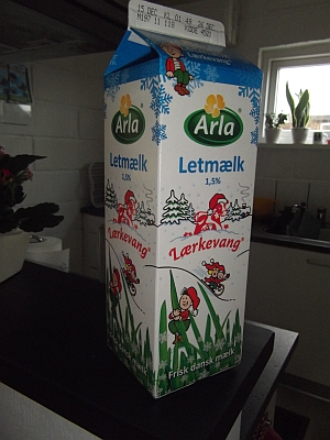 die Milchpackung geschmückt mit Wichteln bzw. Nissen aus Dänemark